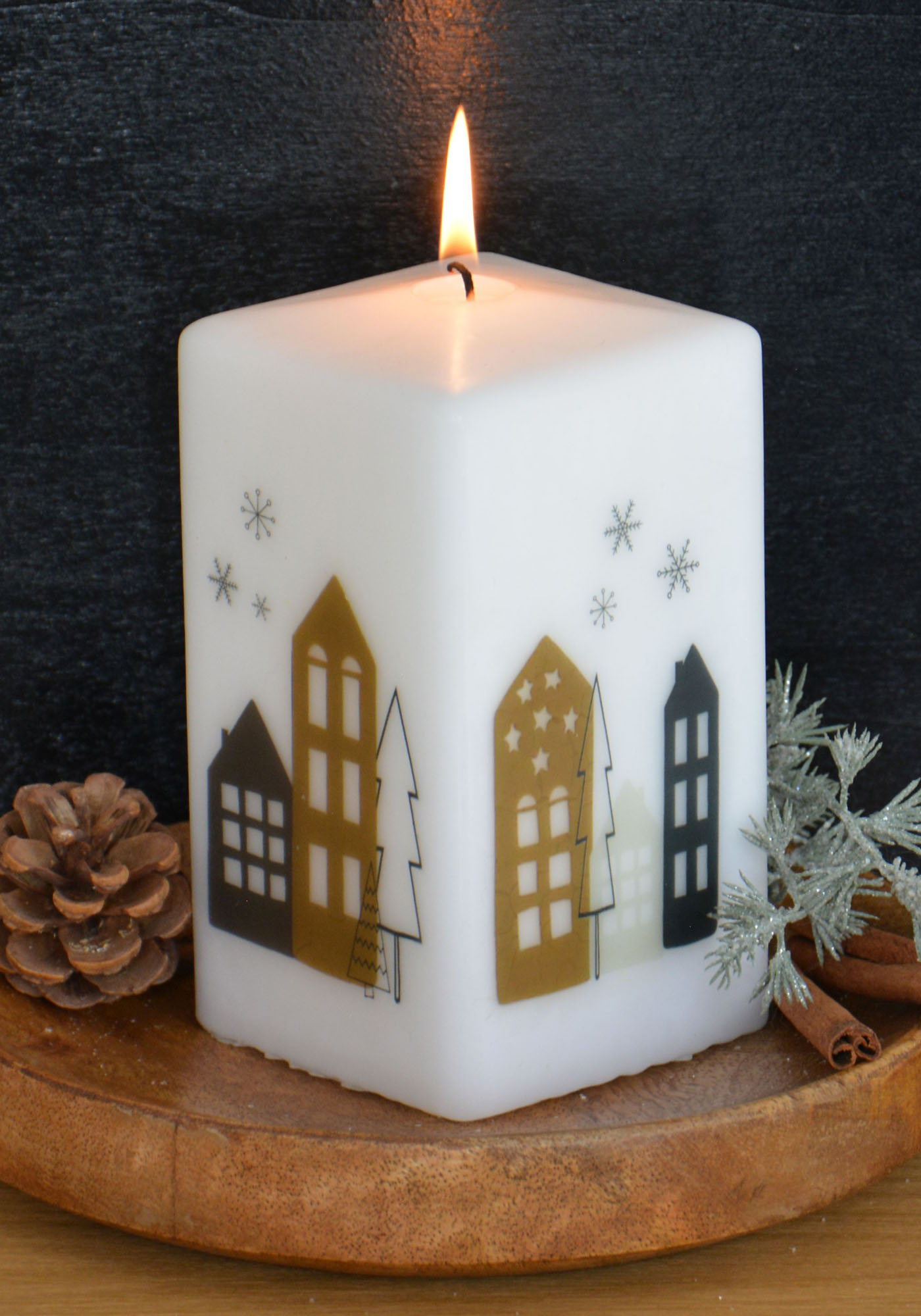 Adventkerze  Vierkant-Kerze mit Häuschen  Flügel Design- und  Kirchenkerzen seit 1792